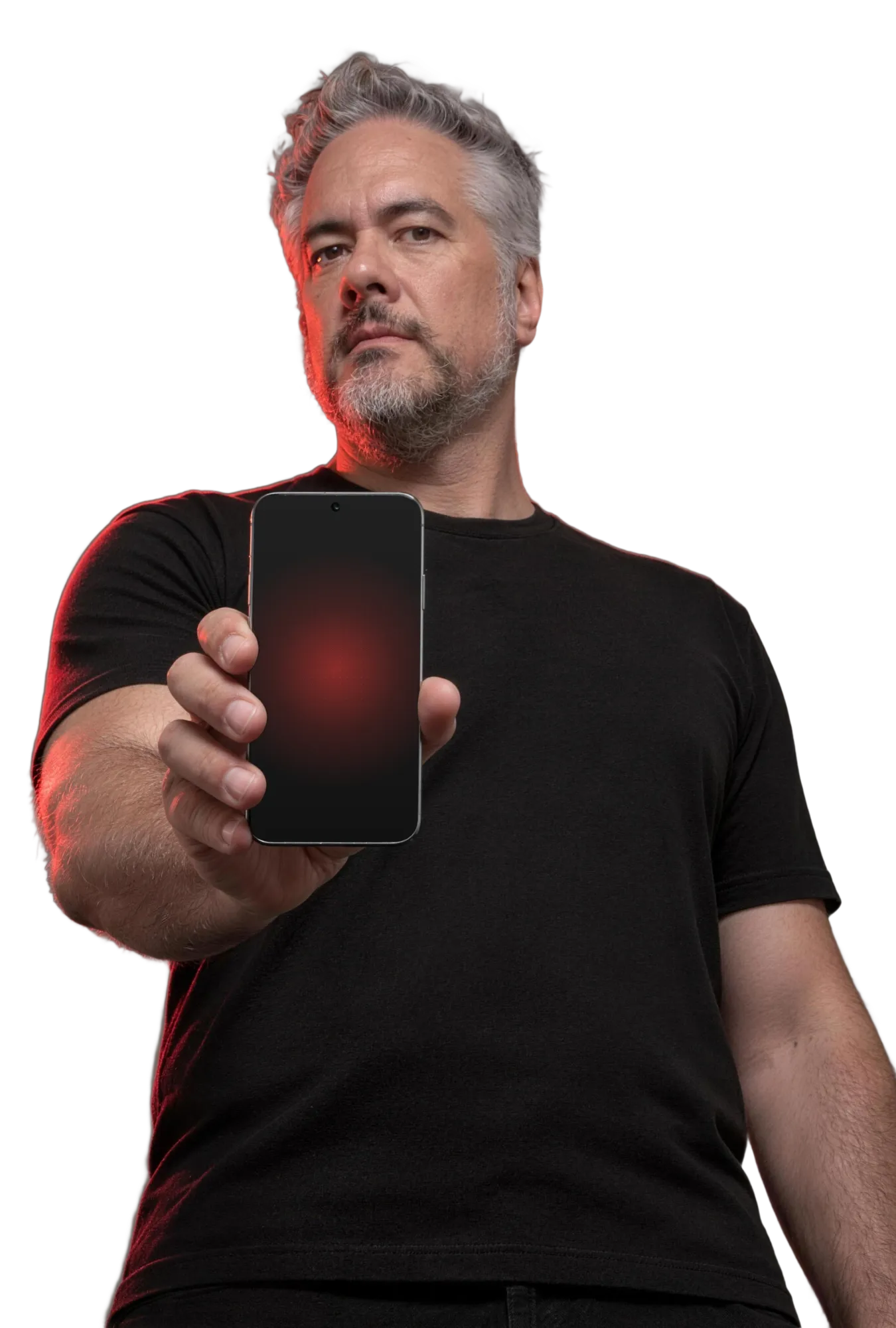 Flávio Banyai, fundador da DCBL Digital, segurando um smartphone